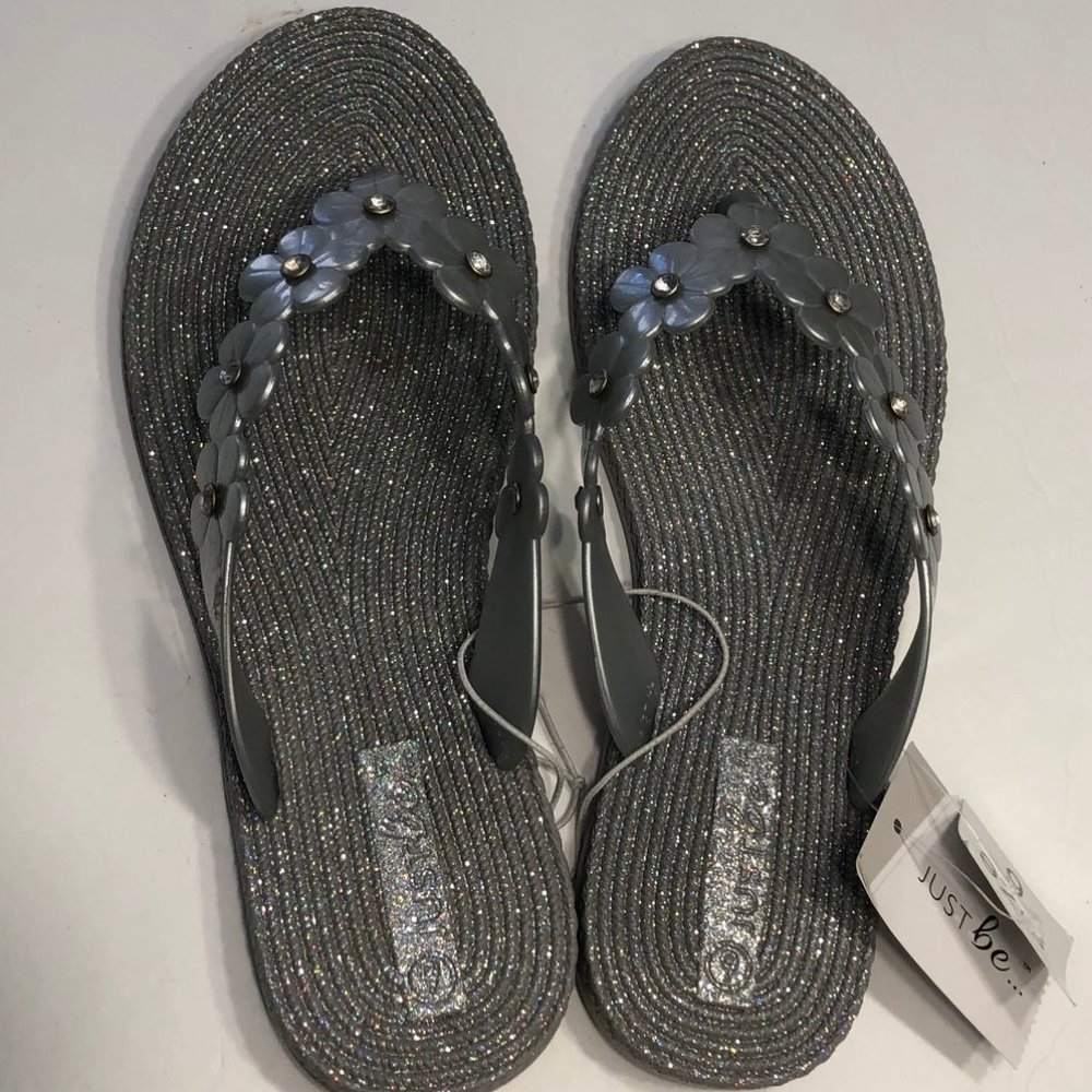 3/$15 *** New Sparkle Silver Flowery Strapp Flip Flops  SZ 6